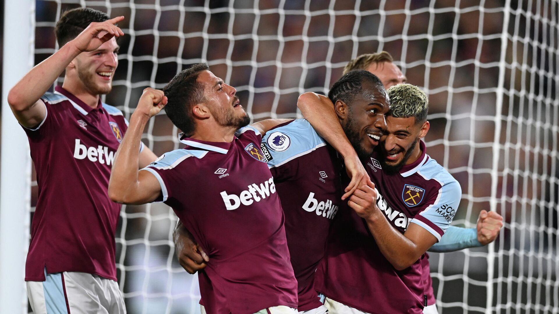 West Ham United's English midfielder Michail Antonio (2nd R) celebrates with teammates after scoring their fourth goal during the English Premier League football match between West Ham United and Leicester City at The London Stadium, in east London on August 23, 2021. (Photo by Glyn KIRK / AFP) / RESTRICTED TO EDITORIAL USE. No use with unauthorized audio, video, data, fixture lists, club/league logos or 'live' services. Online in-match use limited to 120 images. An additional 40 images may be used in extra time. No video emulation. Social media in-match use limited to 120 images. An additional 40 images may be used in extra time. No use in betting publications, games or single club/league/player publications. / - РИА Новости, 1920, 24.08.2021
