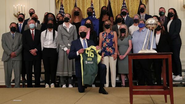 Президент США Джо Байдена на встрече с женской баскетбольной командой Сиэтл Шторм в Белом доме 
