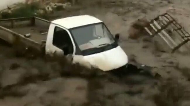  Потоки воды уносят людей и машины: последствия ливня в Дагестане