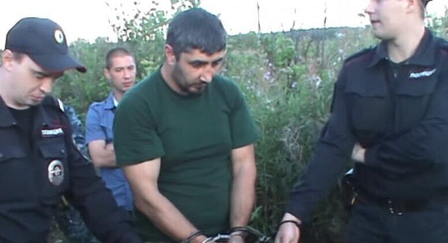 Кадр из видео следственного эксперимента c осужденным Арсеном Байрамбековым