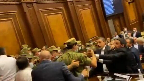 Стычка между депутатами оппозиционных фракций в парламенте Армении