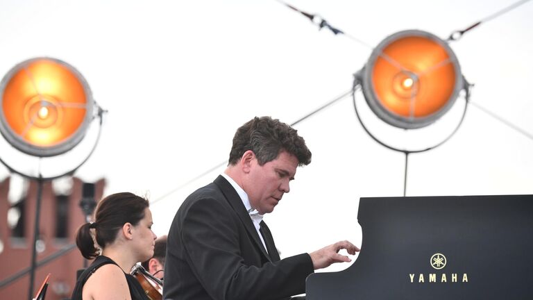 Пианист Денис Мацуев выступает на концерте в честь российских спортсменов, выступавших на XXXII летних Олимпийских играх в Токио, на Красной площади в Москве