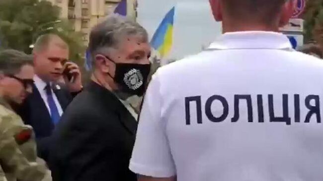 Экс-президента Украины Порошенко облили зеленкой в центре Киева