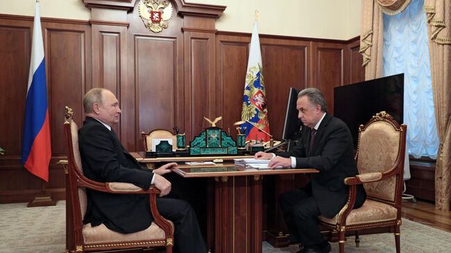Президент РФ Владимир Путин и генеральный директор АО ДОМ.РФ Виталий Мутко во время встречи