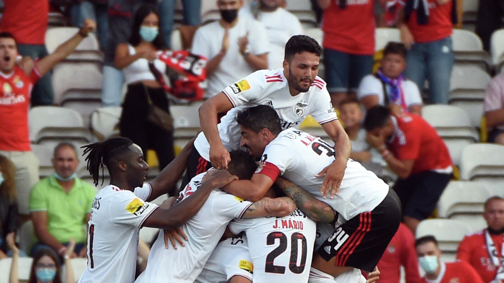 Benfica's players celebrate their first goal during the Portuguese League football match between Gil Vicente and Benfica at the Cidade de Barcelos stadium in Barcelos on August 21, 2021. (Photo by MIGUEL RIOPA / AFP) - РИА Новости, 1920, 24.08.2021