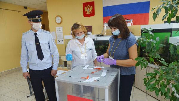 Представители УИК опечатывают ящик для голосования на избирательном участке №2075 города Челябинска