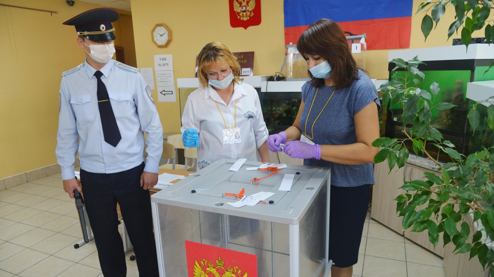 Представители УИК опечатывают ящик для голосования на избирательном участке №2075 города Челябинска - РИА Новости, 1920, 19.09.2021