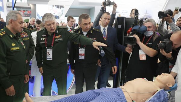 Министр обороны РФ Сергей Шойгу во время осмотра выставки на международном военно-техническом форуме Армия-2021