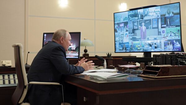Президент РФ Владимир Путин в режиме видеоконференции обсуждает вопросы развития общего образования с представителями общественности
