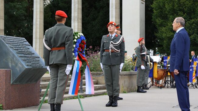 Министр иностранных дел РФ Сергей Лавров во время возложения венка к памятнику советским воинам-освободителям в Вене