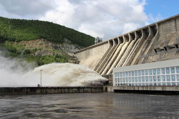 Сброс воды на Зейской ГЭС
