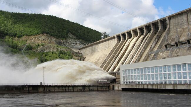 Сброс воды на Зейской ГЭС