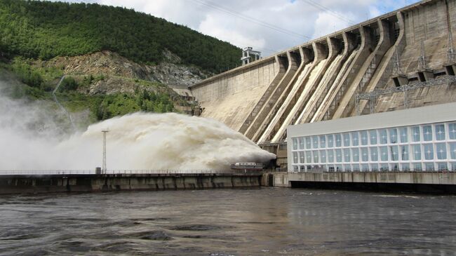 Сброс воды на Зейской ГЭС