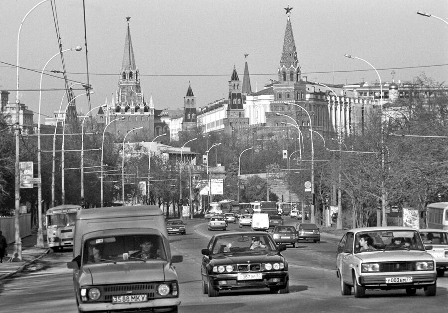 Вид на Московский Кремль и Большой Каменный мост через Москву-реку