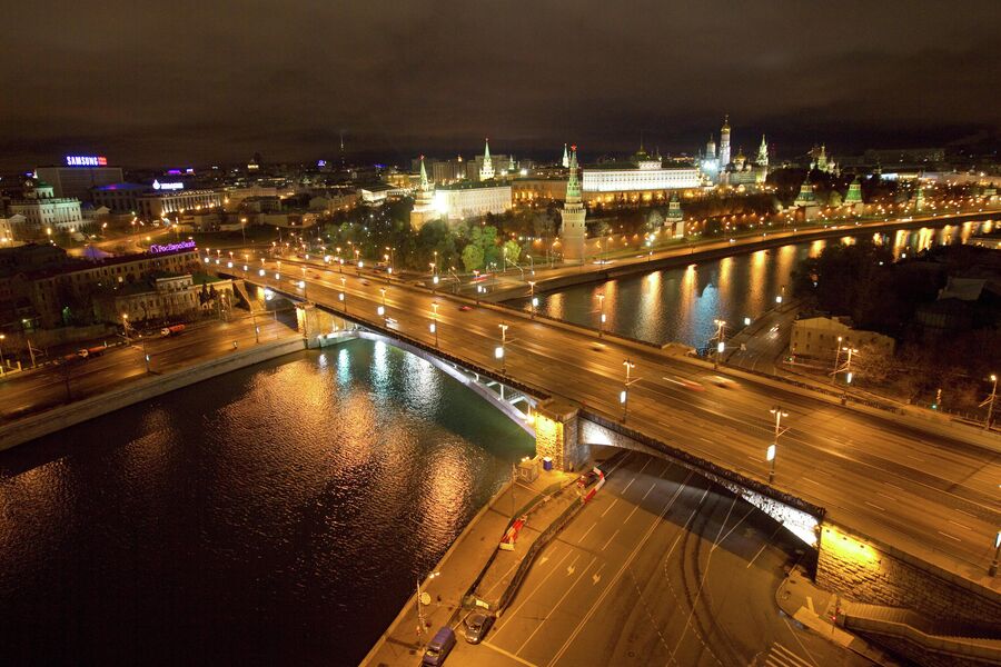 Вид на Большой Каменный мост и Кремль с крыши Дома на набережной