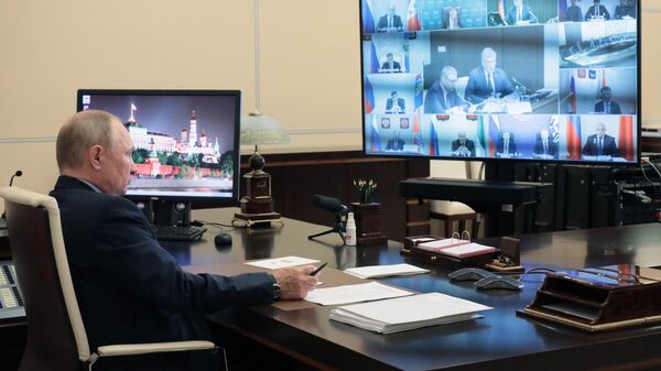 Президент РФ Владимир Путин в режиме видеоконференции проводит заседание президиума Государственного Совета