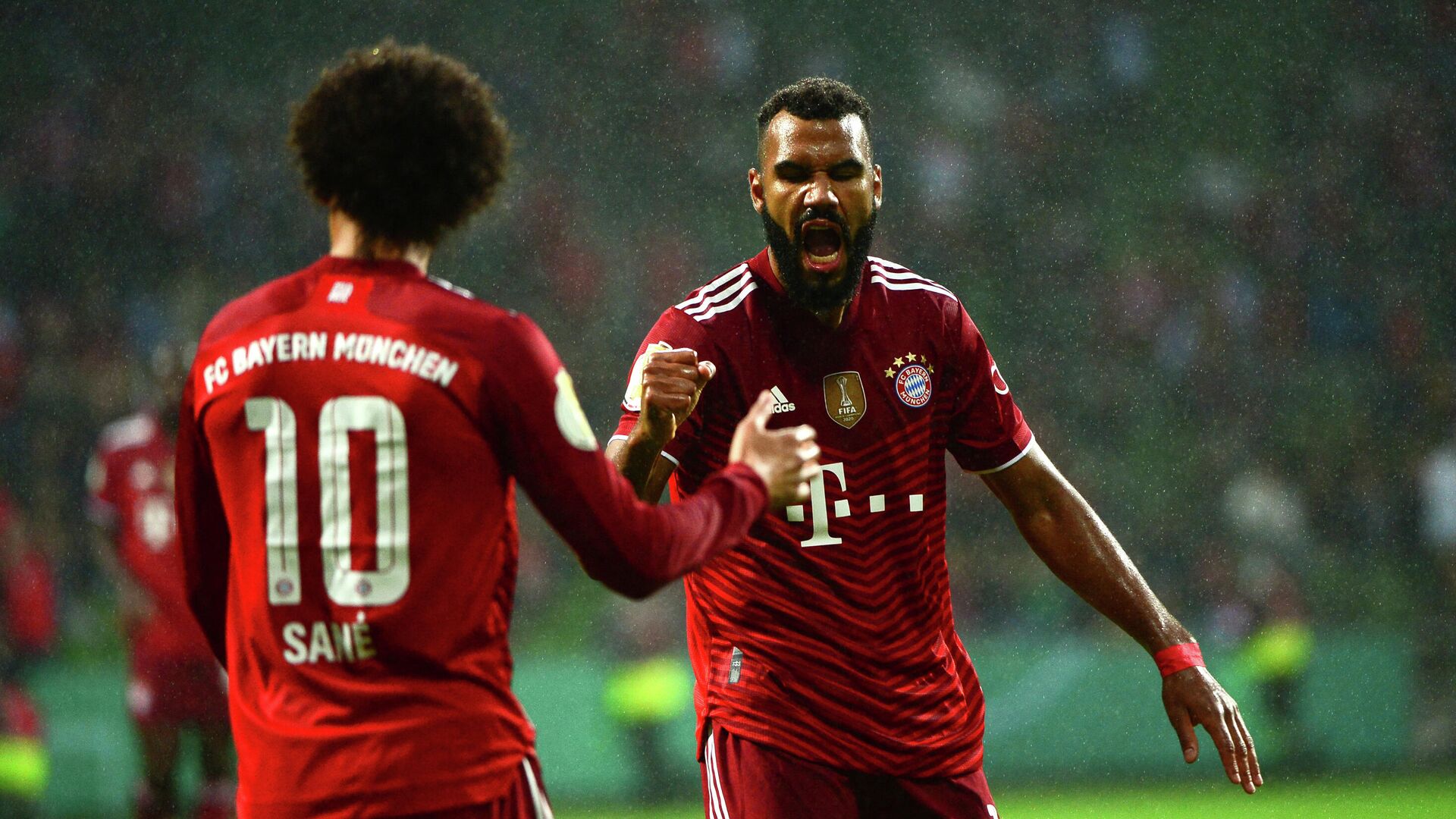 Bayern Munich's Cameroonian forward Eric Maxim Choupo-Moting (R) celebrates scoring with Bayern Munich's German midfielder Leroy Sane during the German Cup (DFB Pokal) first round football match SV Bremen vs Bayern Munich, in Bremen, northern Germany on August 25, 2021. (Photo by Patrik Stollarz / AFP) - РИА Новости, 1920, 25.08.2021