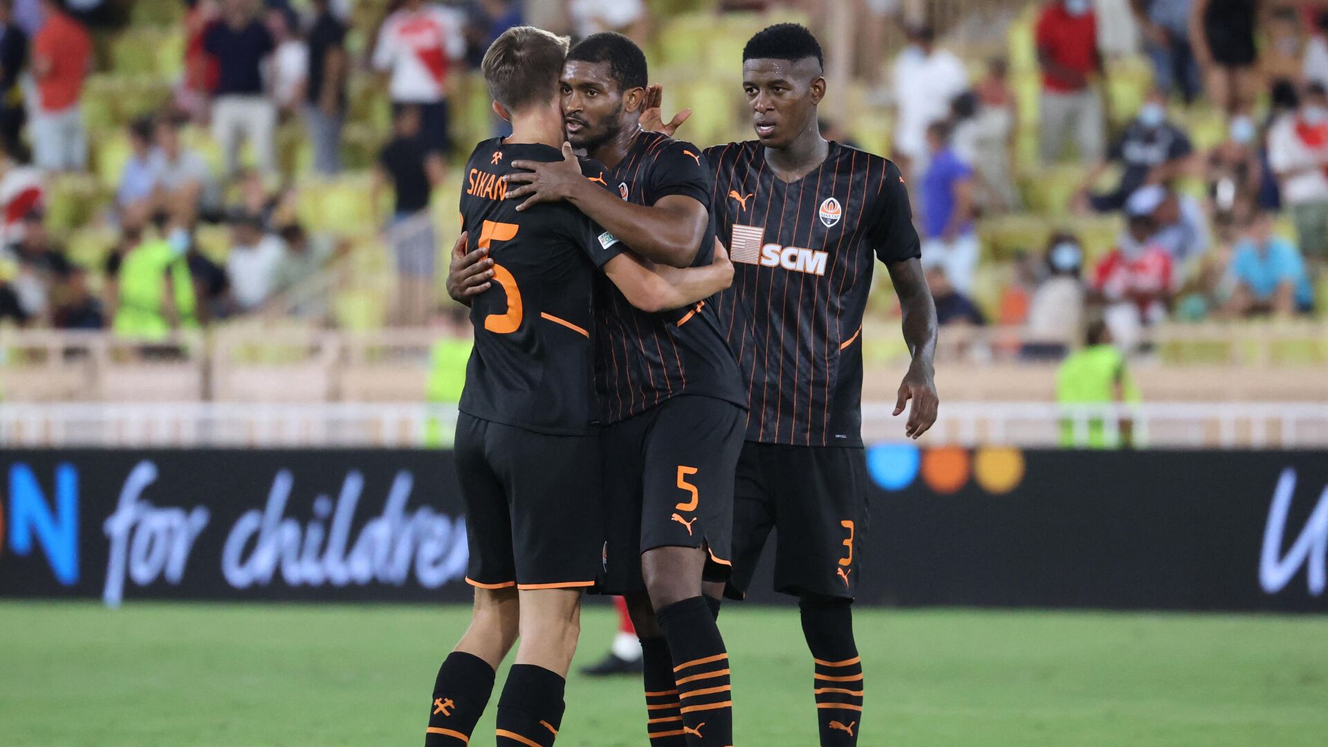 Shakhtar Donetsk's players react at the end of their UEFA Champions League third preliminary round football match between AS Monaco and FC Chakhtar Donetsk at Louis II stadium in Monaco, on August 17, 2021. (Photo by Valery HACHE / AFP) - РИА Новости, 1920, 26.08.2021