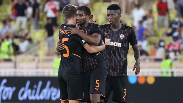 Shakhtar Donetsk's players react at the end of their UEFA Champions League third preliminary round football match between AS Monaco and FC Chakhtar Donetsk at Louis II stadium in Monaco, on August 17, 2021. (Photo by Valery HACHE / AFP)