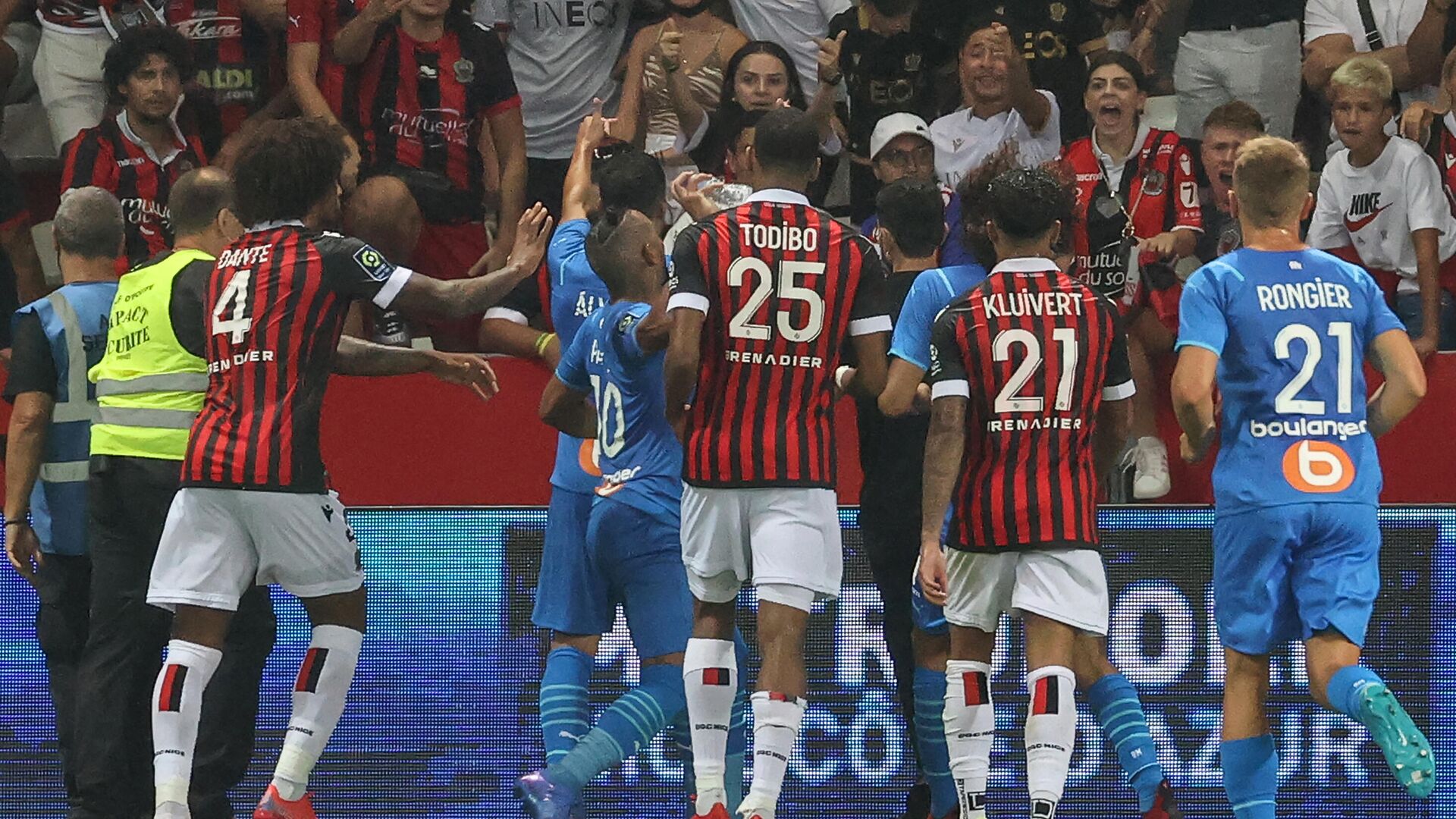 Marseille's French midfielder Dimitri Payet (C) brandishes a bottle of water before supporters invaded the pitch during the French L1 football match between OGC Nice and Olympique de Marseille (OM) at the Allianz Riviera stadium in Nice, southern France on August 22, 2021. - The French Ligue 1 game between Nice and Marseille was halted on August 22, 2021, when fans of the home side invaded the pitch and angrily confronted opposing player Dimitri Payet. An AFP journalist at the game said trouble flared in the 75th minute when Marseille star Payet, who had been targeted by plastic bottles every time he took a corner, lobbed one back into the stands. (Photo by Valery HACHE / AFP) - РИА Новости, 1920, 26.08.2021