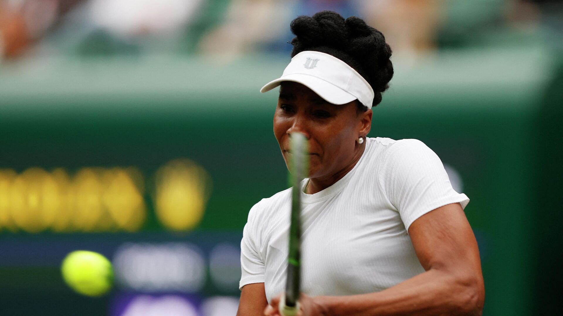 (FILES) In this file photo taken on June 30, 2021 US player Venus Williams returns to Tunisia's Ons Jabeur during their women's singles second round match on the third day of the 2021 Wimbledon Championships at The All England Tennis Club in Wimbledon, southwest London. - Seven-time Grand Slam champion Venus Williams withdrew from the US Open on August 25, 2021 with a leg injury only hours after her sister Serena pulled out of the Grand Slam event. (Photo by Adrian DENNIS / AFP) / RESTRICTED TO EDITORIAL USE - РИА Новости, 1920, 26.08.2021