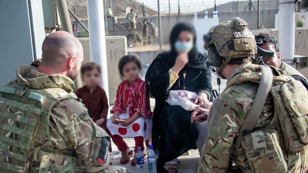 Британские военные в аэропорту Кабула во время эвакуации