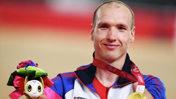 Велогонщик Михаил Асташов, выигравший индивидуальную гонку на 3000 метров в классе С1 на Паралимпийских играх в Токио