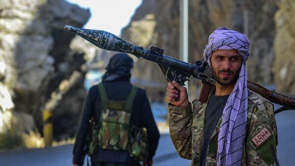Силы сопротивления талибам* патрулируют дорогу в провинции Панджшер