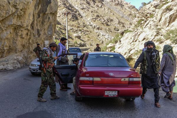 Силы сопротивления талибам* патрулируют дорогу в провинции Панджшер