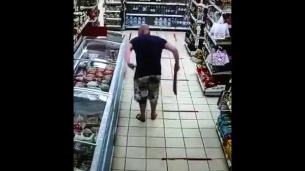 Мужчина размахивал мачете в супермаркете в Перми