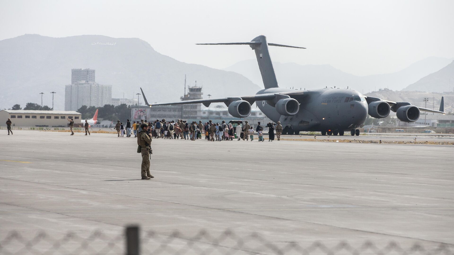 Очередь на посадку в самолет C-17 Globemaster III ВВС США во время эвакуации в аэропорту Кабула - РИА Новости, 1920, 14.10.2021