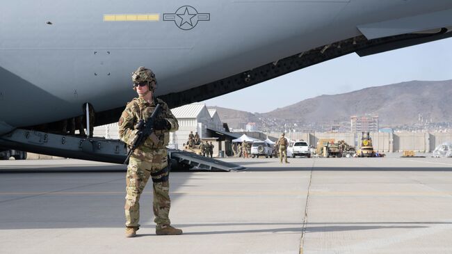 Американский военный в аэропорту Кабула