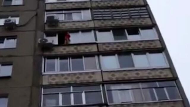 Ребенок гулял по карнизу балкона на 9-м этаже дома в Уфе. Кадры очевидцев - РИА Новости, 1920, 26.08.2021