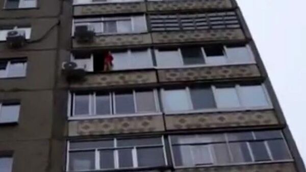 Ребенок гулял по карнизу балкона на 9-м этаже дома в Уфе. Кадры очевидцев