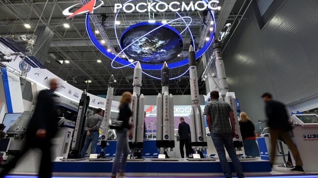 Посетители у стенда госкорпорации Роскосмос