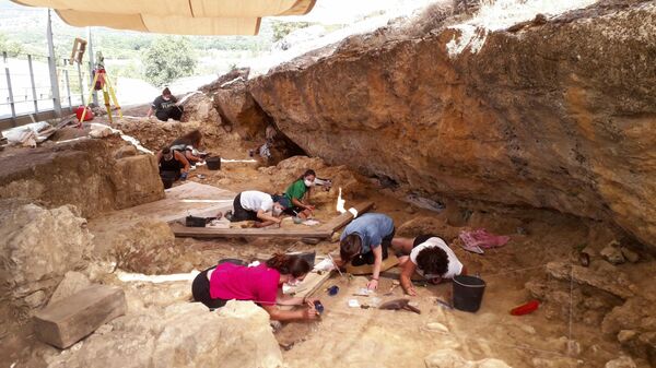 Раскопки в пещере Навальмаильо