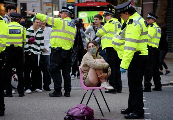 Полицейские и активисты движения Восстание вымирания в центре Лондона