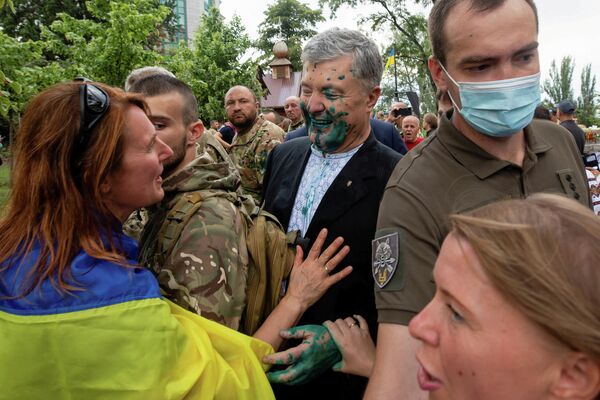 Экс-президент Украины Петр Порошенко, облитый зеленкой во время мероприятия в честь Дня независимости в Киеве