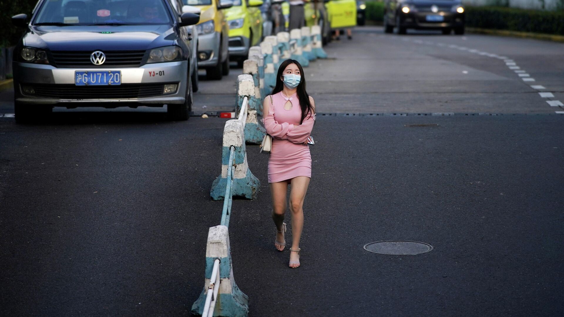 Женщина в защитной маске идет по улице в Шанхае, Китай - РИА Новости, 1920, 02.09.2021