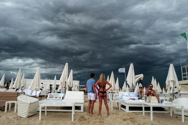 Люди на пляже в Раматюэле, недалеко от Сен-Тропе, Франция