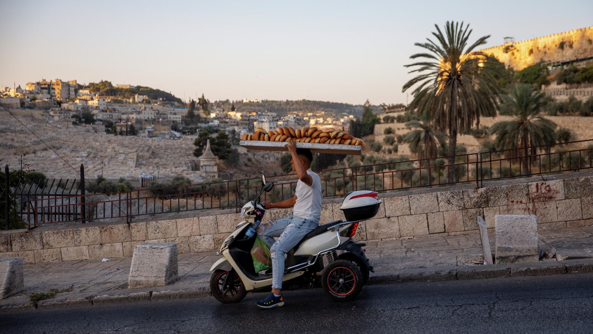 Палестинец везёт свежий хлеб на скутере в восточном Иерусалиме - РИА Новости, 1920, 04.09.2022