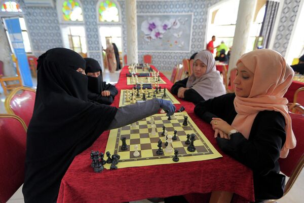 Женщины принимают участие в местном чемпионате по шахматам в столице Йемена Сане 
