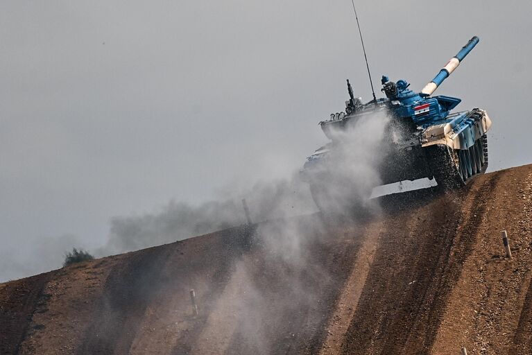 Танк Т-72Б3 команды военнослужащих Сирии во время индивидуальной гонки в соревнованиях танковых экипажей на международном конкурсе Танковый биатлон-2021 на полигоне Алабино в Подмосковье в рамках VII Армейских международных игр АрМИ-2021