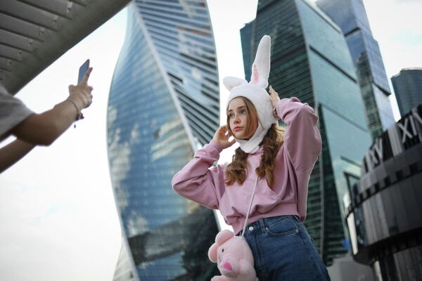 Девушка возле московского международного делового центра Москва-Сити