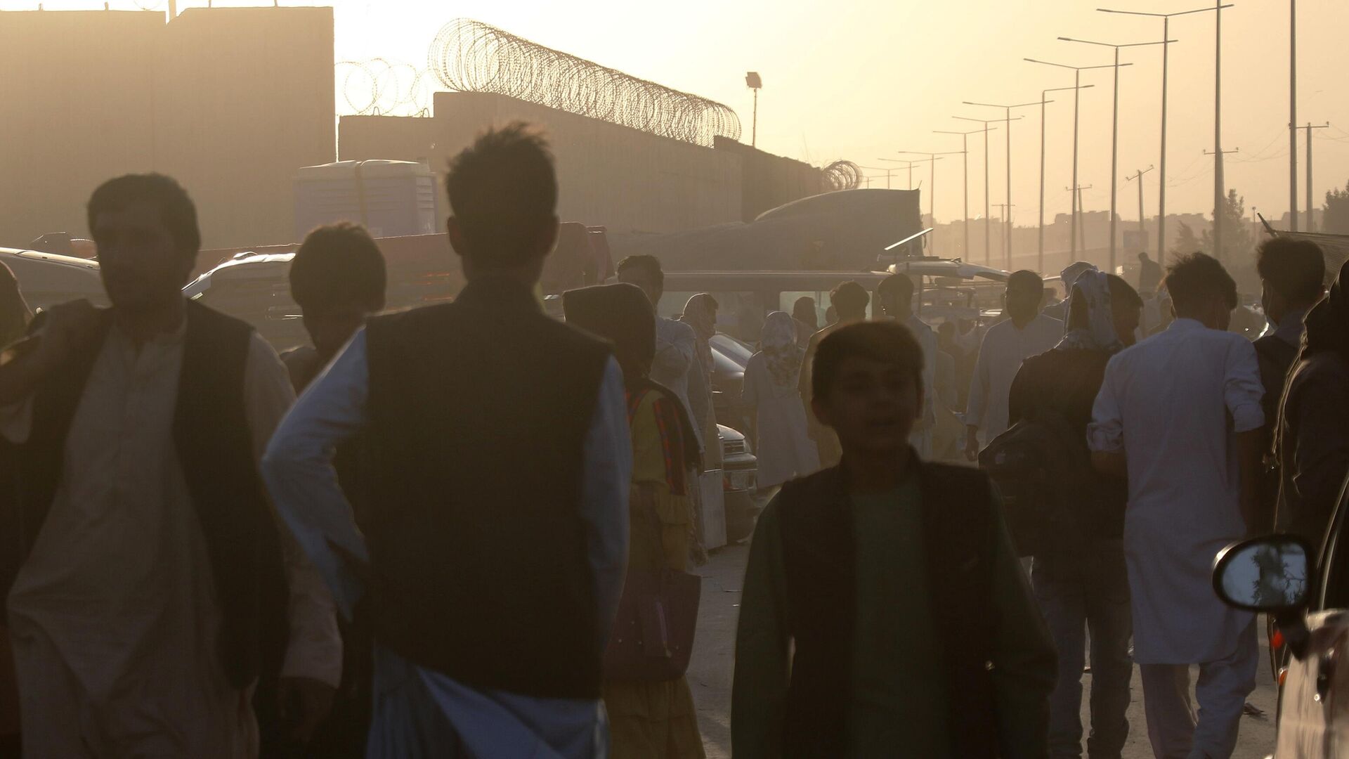 Люди у пункта эвакуации возле международного аэропорта имени Хамида Карзая в Кабуле - РИА Новости, 1920, 14.03.2022