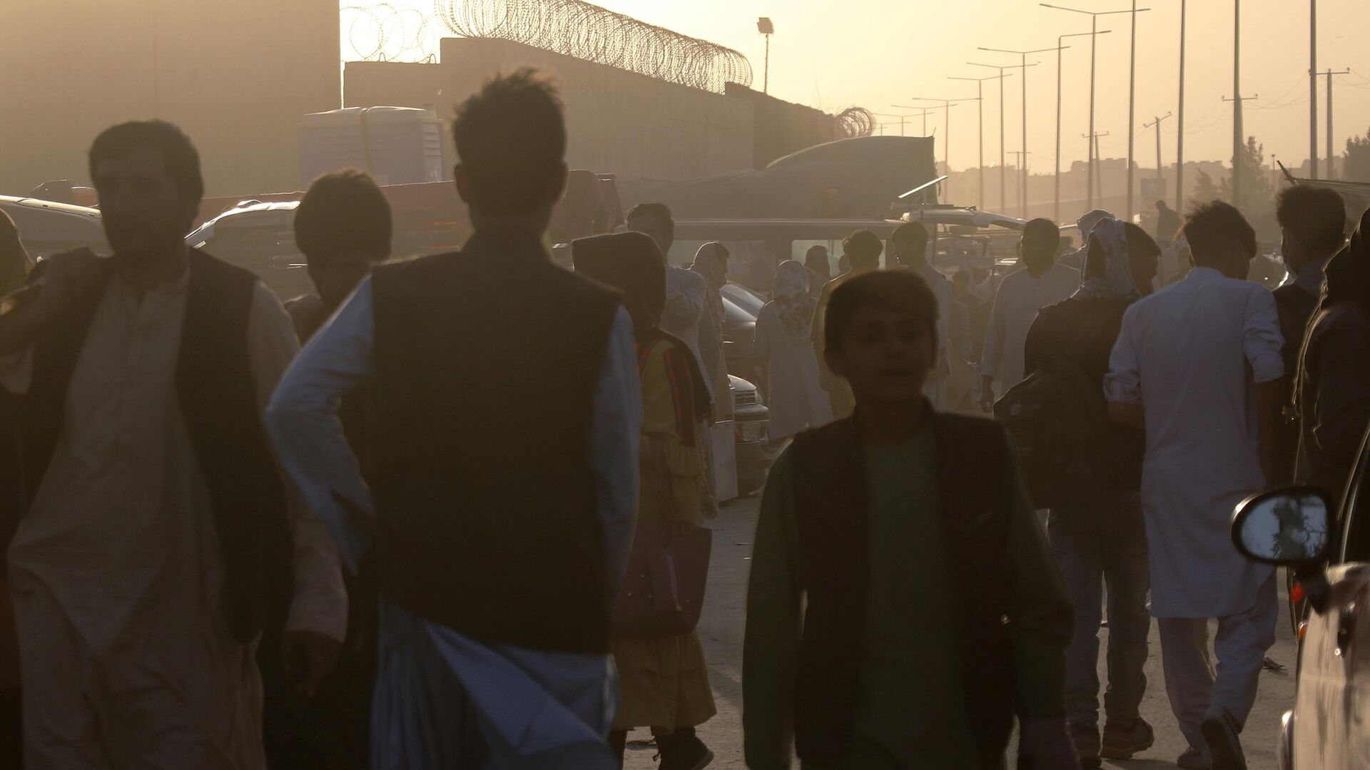 Люди возле пункта эвакуации возле международного аэропорта имени Хамида Карзая в Кабуле - РИА Новости, 1920, 17.12.2021