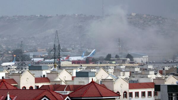 Дым от взрыва возле аэропорта Кабула 