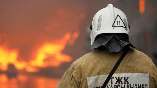 Сотрудник МЧС Республики Казахстан во время тушения пожара
