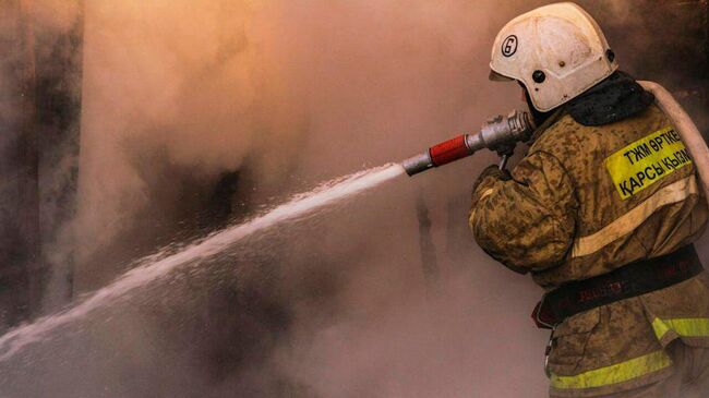 Сотрудник МЧС Республики Казахстан во время тушения пожара