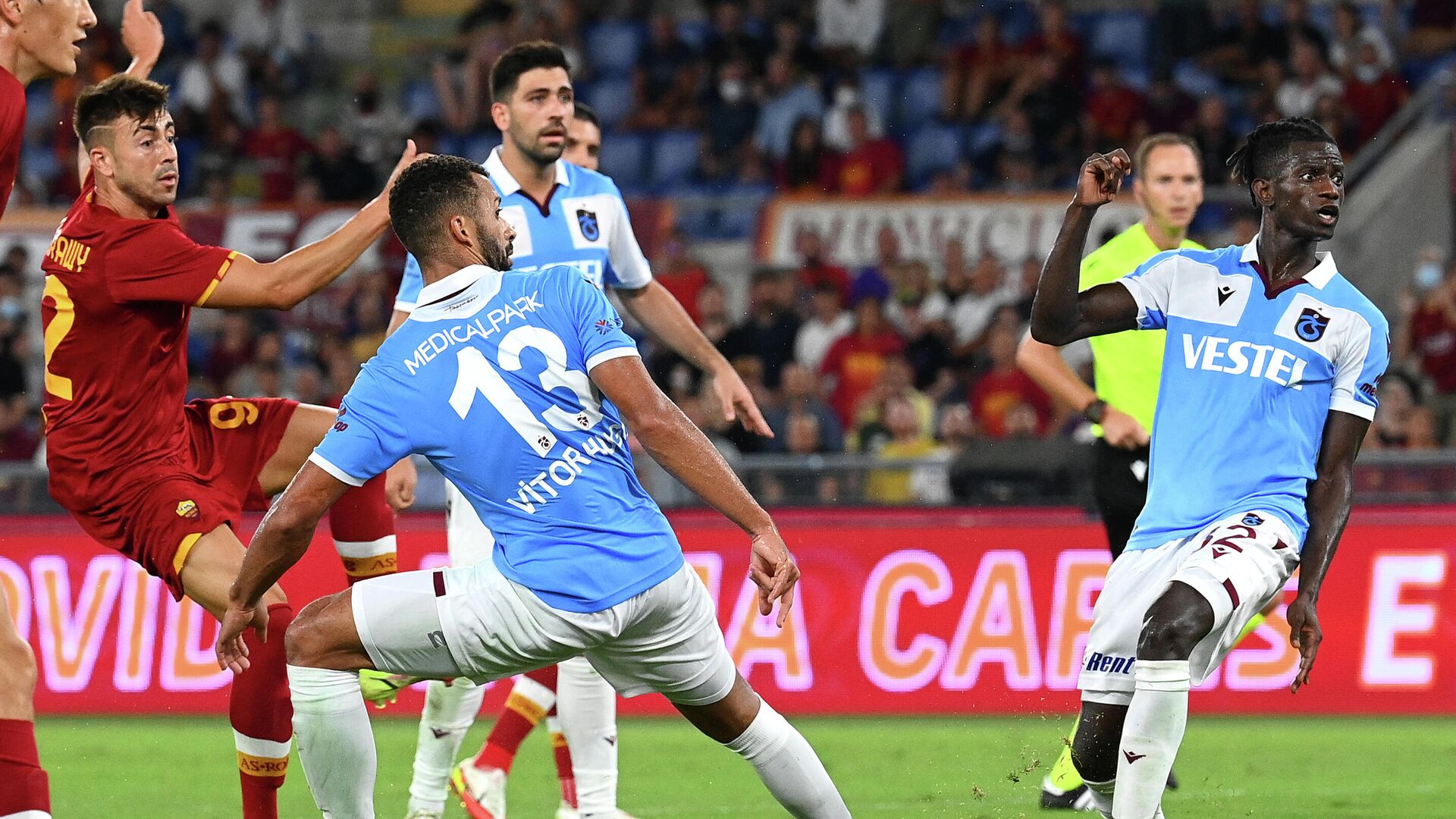 AS Roma's forward Stephan El Shaarawy (L) from Italy scores a goal during the UEFA Europa Conference League football match between AS Roma and Trabzonsport at The Olympic Stadium in Rome on August 26, 2021. (Photo by VINCENZO PINTO / AFP) - РИА Новости, 1920, 26.08.2021